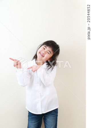 6歳の明るい女の子の写真素材