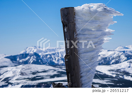 大雪山 緑岳の標柱に出来たエビの尻尾とトムラウシ山 10月 の写真素材