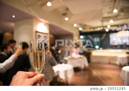パーティで乾杯 20551285