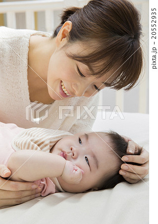 寝転ぶ赤ちゃんとお母さん 寝転ぶ赤ちゃんとお母さん 20552935