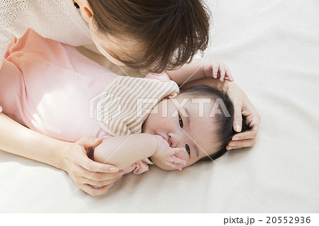寝転ぶ赤ちゃんとお母さん 20552936