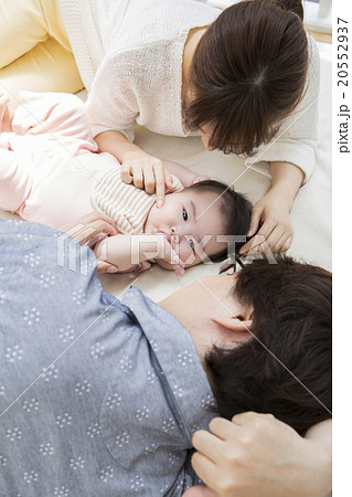 寝転ぶ赤ちゃんとお母さんとお父さん 寝転ぶ赤ちゃんとお母さんとお父さん 20552937
