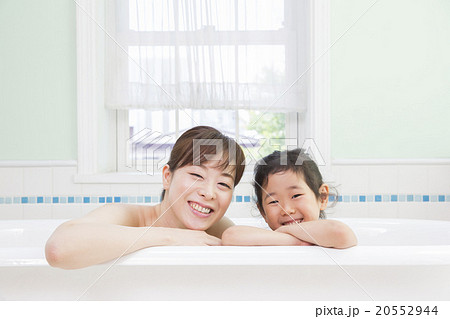 お風呂に入る女の子とお母さんの写真素材
