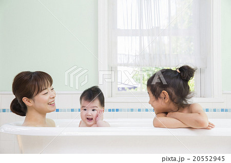 お風呂に入る女の子と赤ちゃんとお母さんの写真素材
