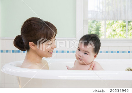 お風呂に入るお母さんと赤ちゃん 20552946