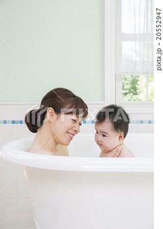 お風呂に入るお母さんと赤ちゃんの写真素材