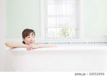入浴するミドル女性 20552950