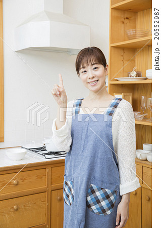 ポートレート エプロンをしたミドル女性 ポートレート エプロンをしたミドル女性 20552987