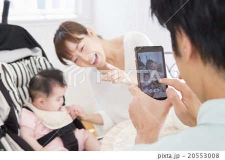 スマホで写真を撮る家族 20553008