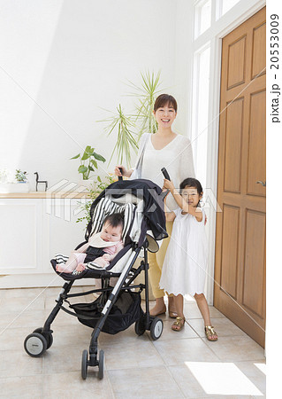ベビーカーに乗る赤ちゃんとお母さんと女の子 ベビーカーに乗る赤ちゃんとお母さんと女の子 20553009