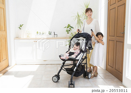 ベビーカーに乗る赤ちゃんとお母さんと女の子 20553011