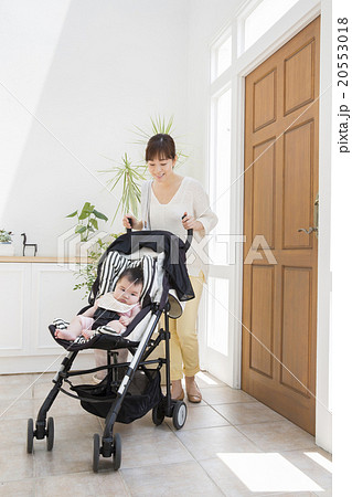 ベビーカーに乗る赤ちゃんとお母さん ベビーカーに乗る赤ちゃんとお母さん 20553018