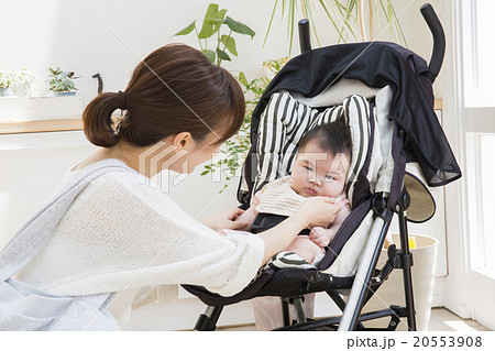 ベビーカーに乗る赤ちゃんとお母さん ベビーカーに乗る赤ちゃんとお母さん 20553908