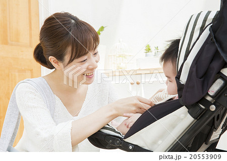 ベビーカーに乗る赤ちゃんとお母さん ベビーカーに乗る赤ちゃんとお母さん 20553909