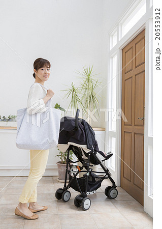 ベビーカーに乗る赤ちゃんとお母さん 20553912