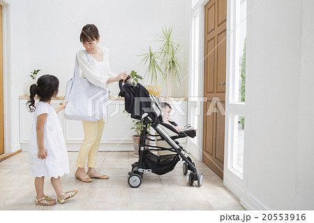 ベビーカーに乗る赤ちゃんとお母さんと女の子 ベビーカーに乗る赤ちゃんとお母さんと女の子 20553916