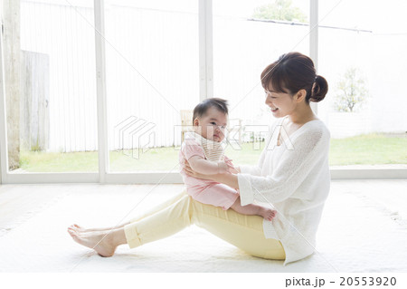 赤ちゃんをあやすお母さん 20553920