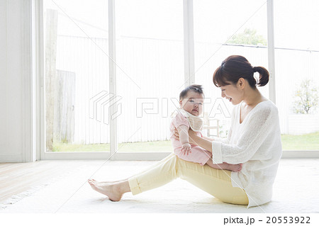赤ちゃんをあやすお母さん 赤ちゃんをあやすお母さん 20553922