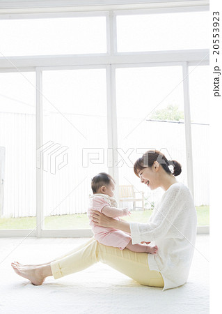 赤ちゃんをあやすお母さん 赤ちゃんをあやすお母さん 20553923