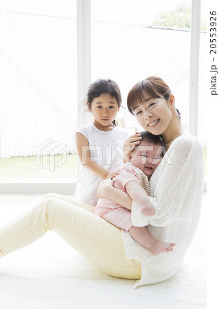 ポートレート お母さんと女の子と赤ちゃんの写真素材