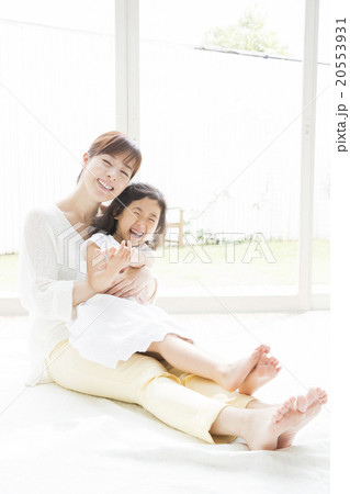 女の子を抱っこして遊ぶお母さんの写真素材