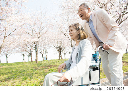 シニア夫婦 介護イメージ シニア夫婦 介護イメージ 20554093