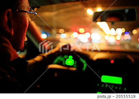 driver in the car at night 20555519