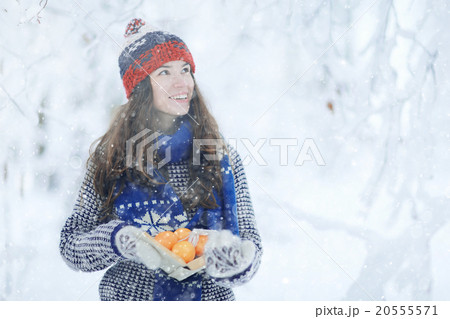 Girl adult tangerine winter snow, the concept of vitamins immunity Girl adult tangerine winter snow, the concept of vitamins immunity 20555571