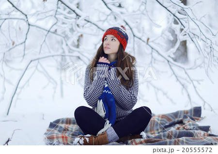 Winter picnic girl Winter picnic girl 20555572