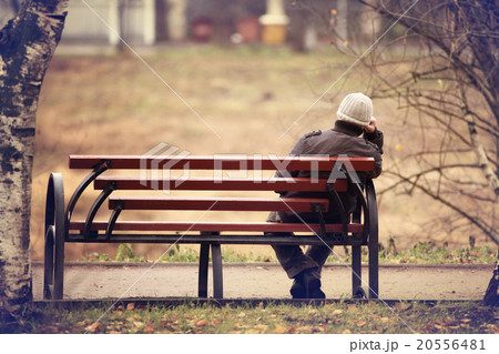 lonely man on the bench autumn, winter lonely man on the bench autumn, winter 20556481