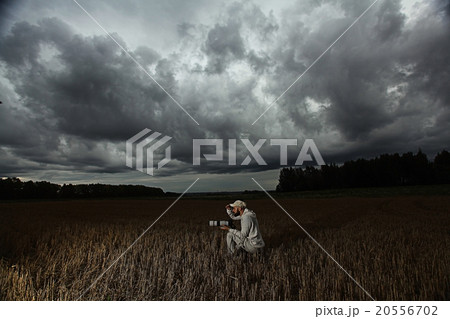 Photographer field autumn-winter portrait 20556702