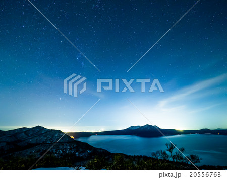 冬の大三角形と支笏湖。12月。イチャンコッペ山より。 冬の大三角形と支笏湖。12月。イチャンコッペ山より。 20556763