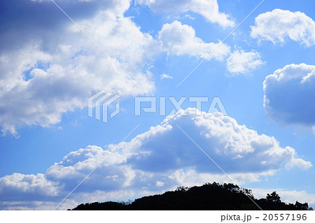 青空に輝く白雲 青空に輝く白雲 20557196