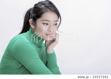 セーターを着た女性 20557382