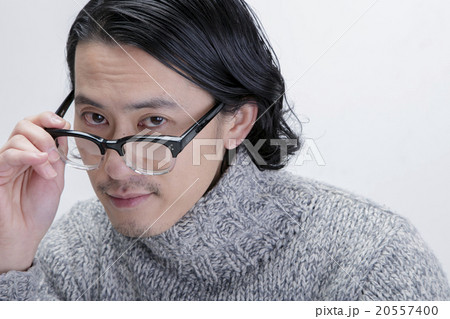 メガネをかける男性の写真素材