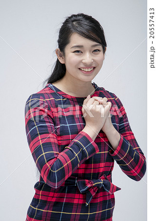 チェックワンピースを着た女性 チェックワンピースを着た女性 20557413