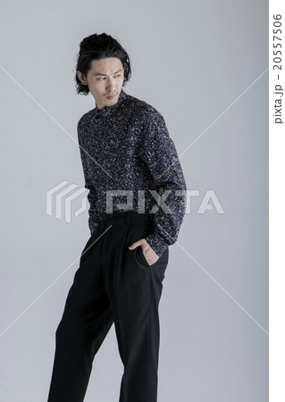 モードスタイルの男性 20557506