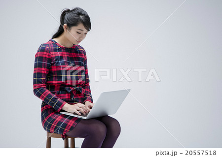椅子に座る女性 20557518