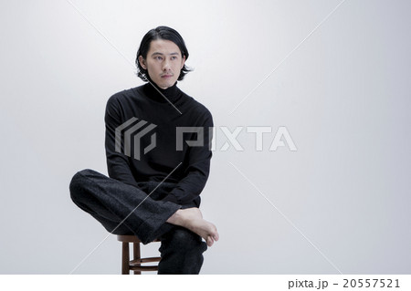 モードスタイルの男性 20557521