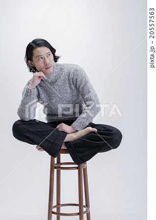 椅子に座る男性の写真素材