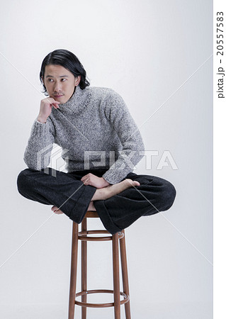 椅子に座る男性の写真素材 5575