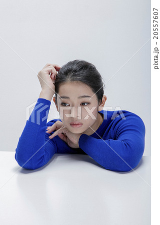 セーターを着た女性 20557607