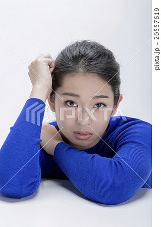 セーターを着た女性 20557619