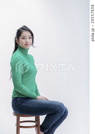 セーターを着た女性 20557638
