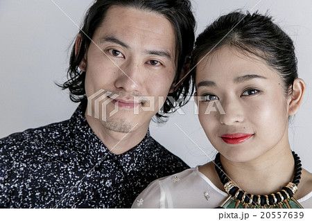 モノトーンコーデの男女 20557639