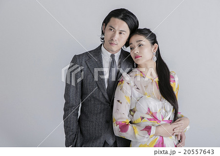 スーツとワンピースの男女 スーツとワンピースの男女 20557643