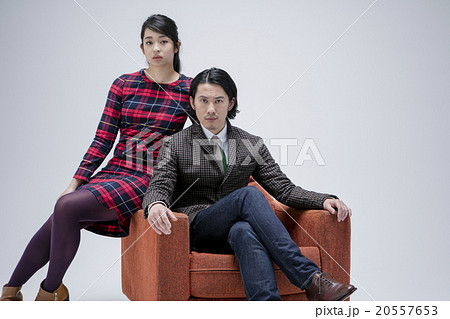 椅子に座る男女 20557653