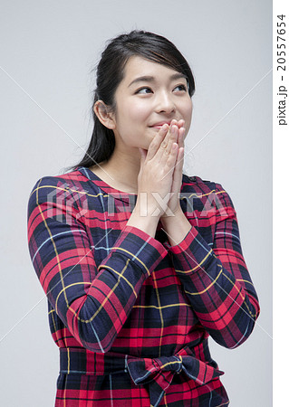 チェックワンピースを着た女性 チェックワンピースを着た女性 20557654