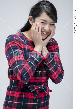 チェックワンピースを着た女性 20557682