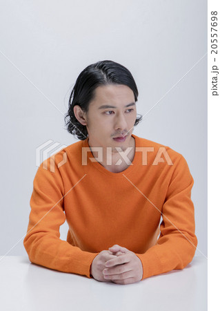 セーターを着た男性 セーターを着た男性 20557698